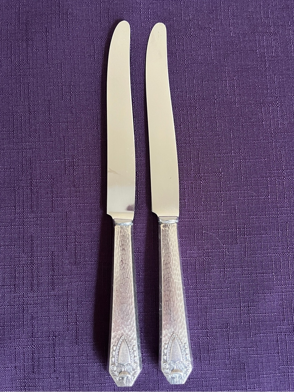 Pair of Vintage 1916 Heraldic Pattern Knives 1847 Rogers Bros Insico Stainless